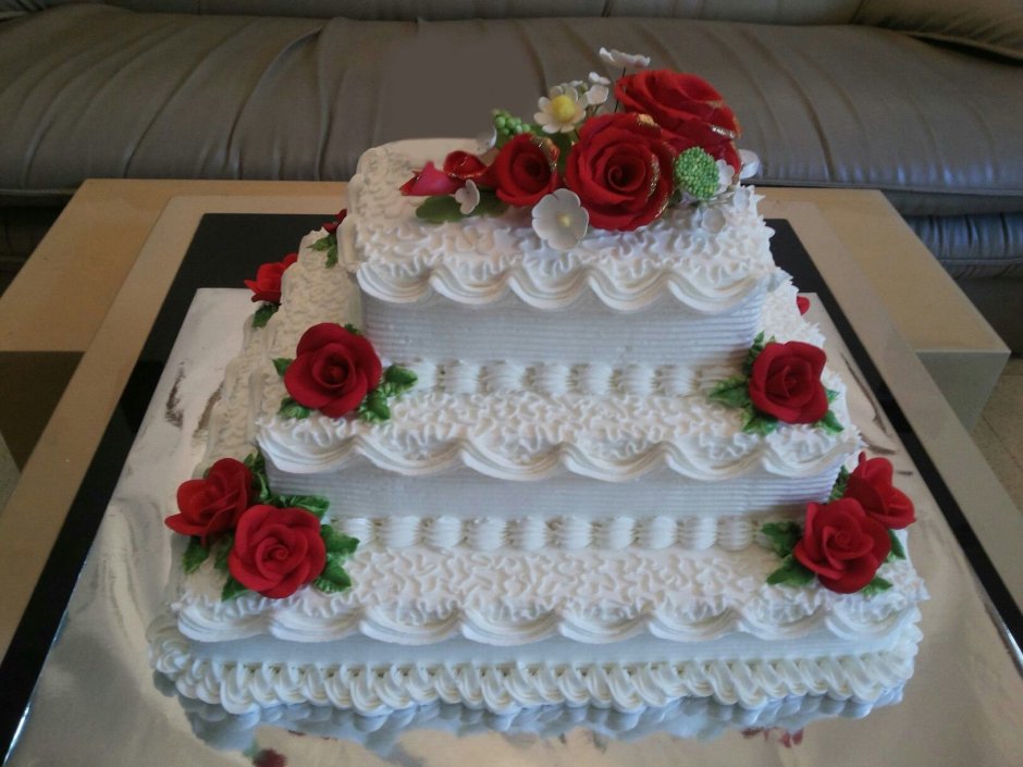 Кремовый свадебный торт прямоугольный