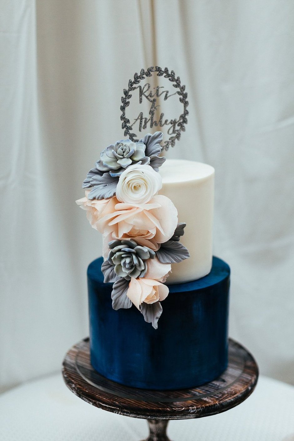 Свадебный торт с синим декором