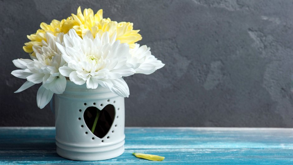 Хризантемы в вазе на столе