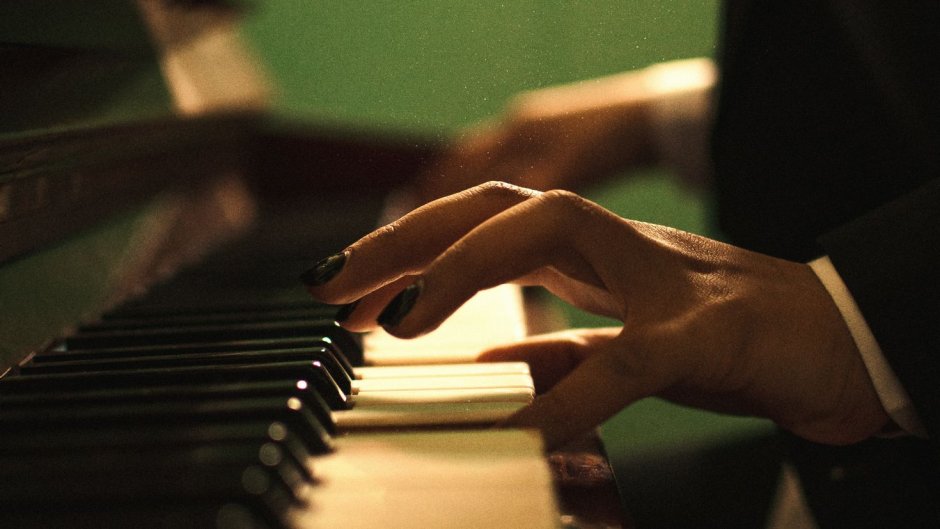 Роза на клавишах пианино