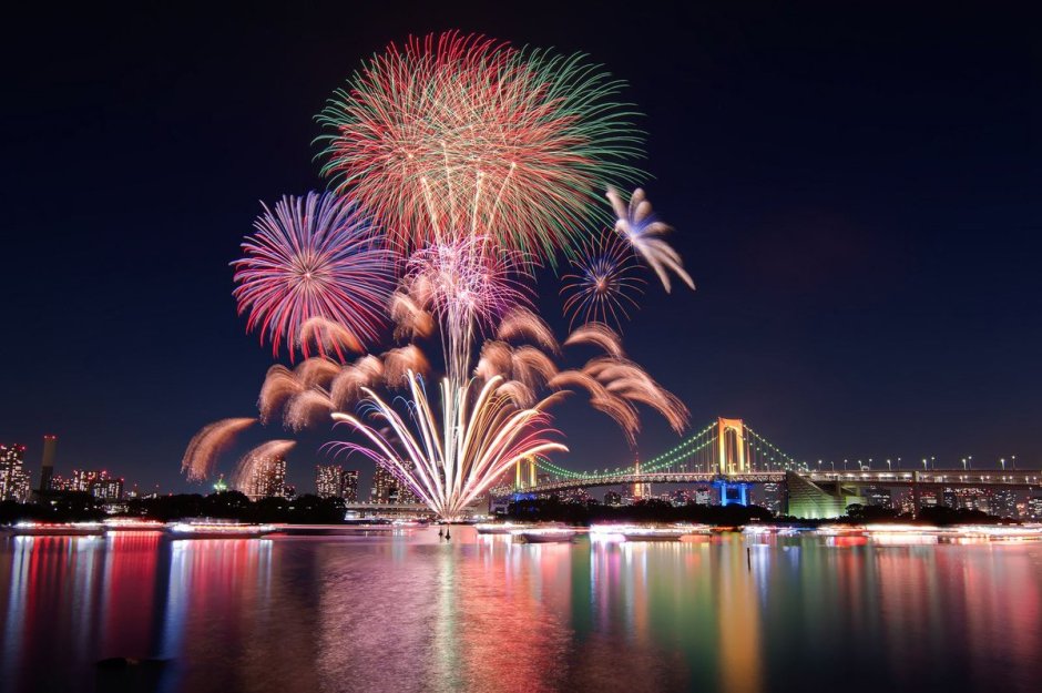 Фестиваль фейерверков в Японии на реке Сумида