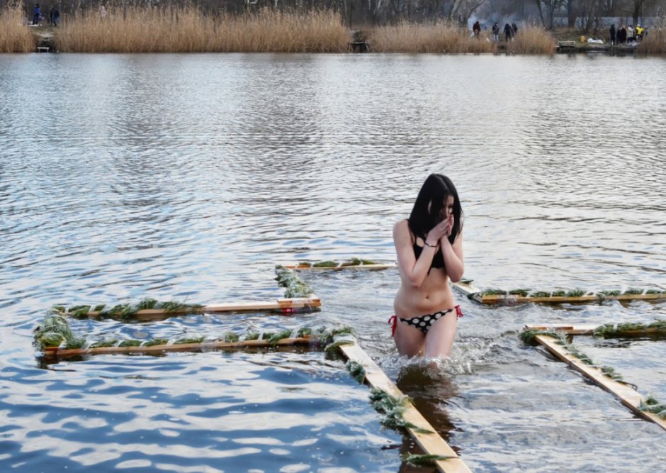 Девушки купаются в реке