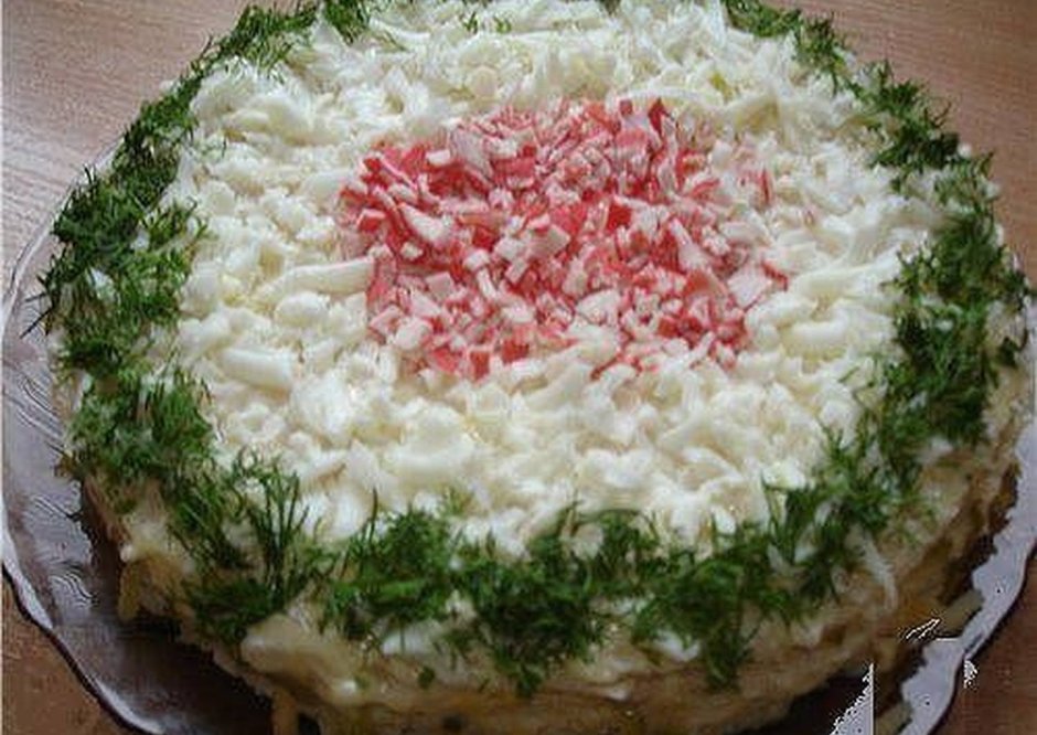 Закусочный торт с красной рыбой и крабовыми палочками
