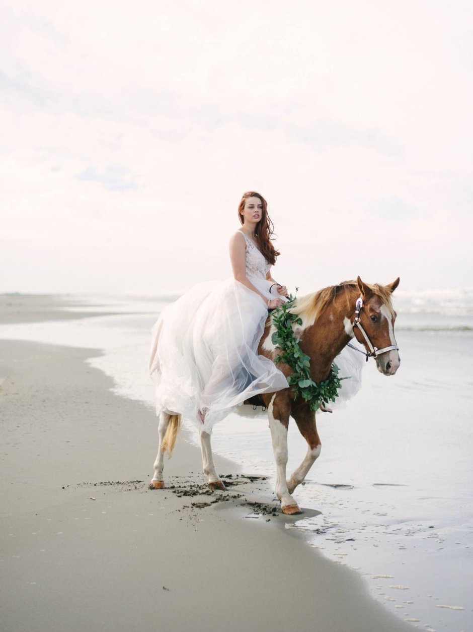 Свадебная пара с лошадью