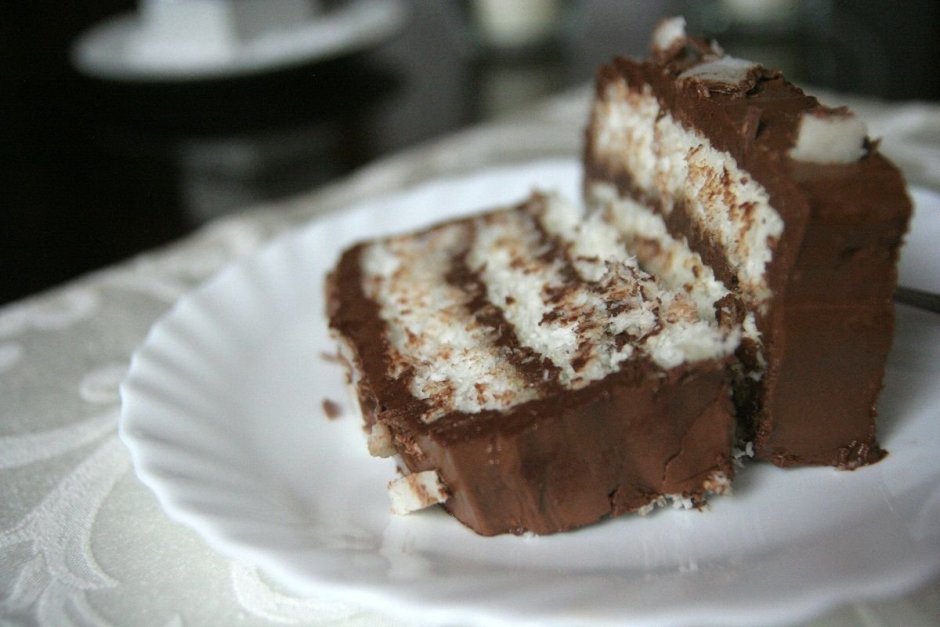 Шоколадный пирог с кокосовой стружкой
