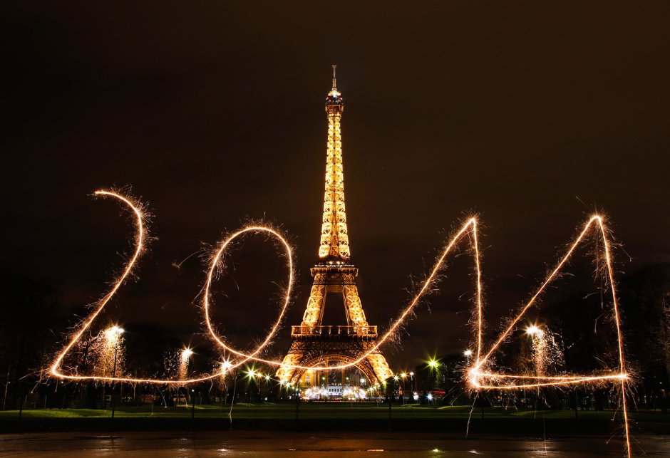 Париж в новый год башня