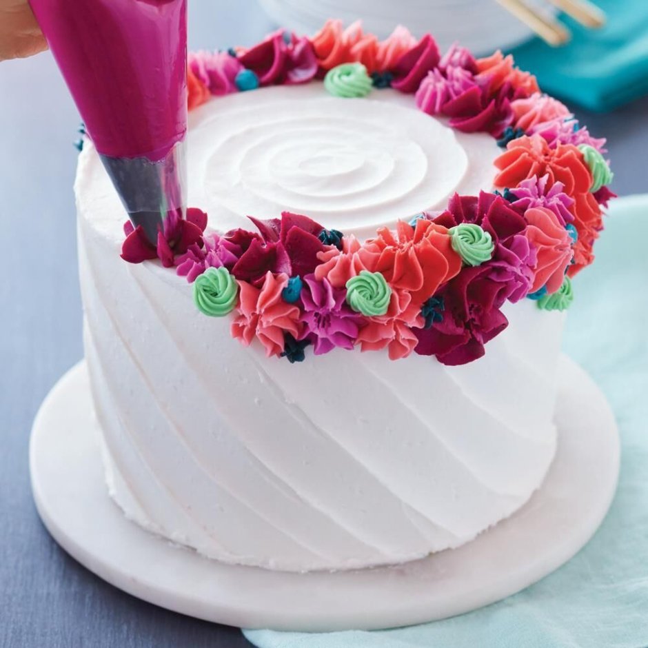 Декор торта кремовыми цветами