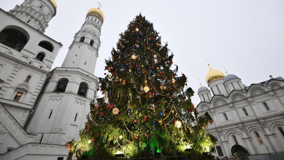 Новогодняя ель на Соборной площади Кремля