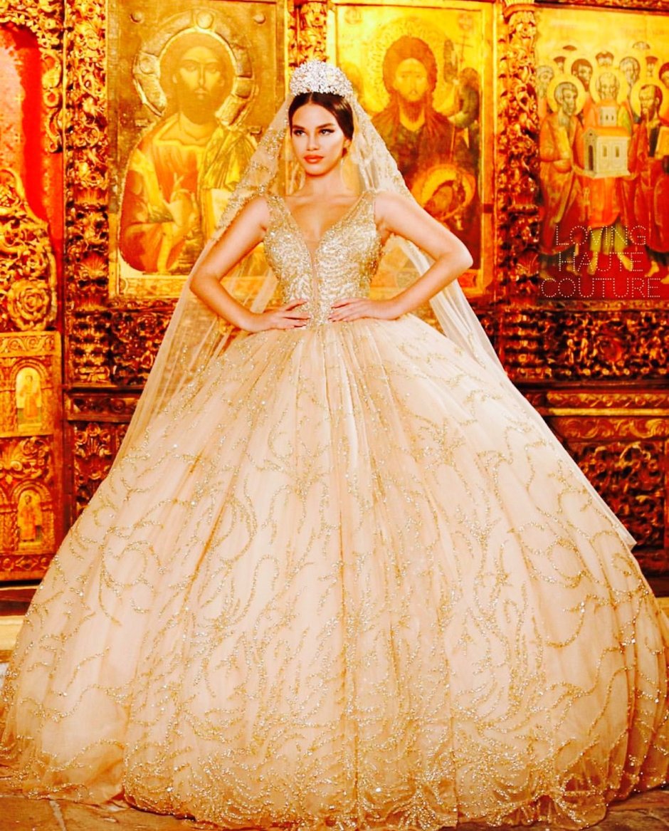 Золотое свадебное платье с короной
