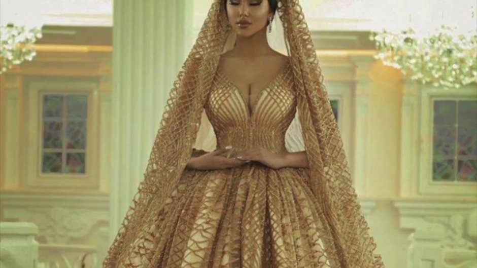 Невеста в золотом платье