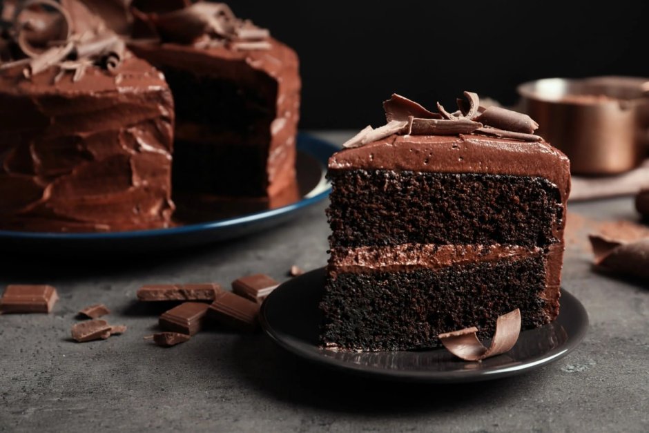 Шоколадный торт на черном фоне в разрезе