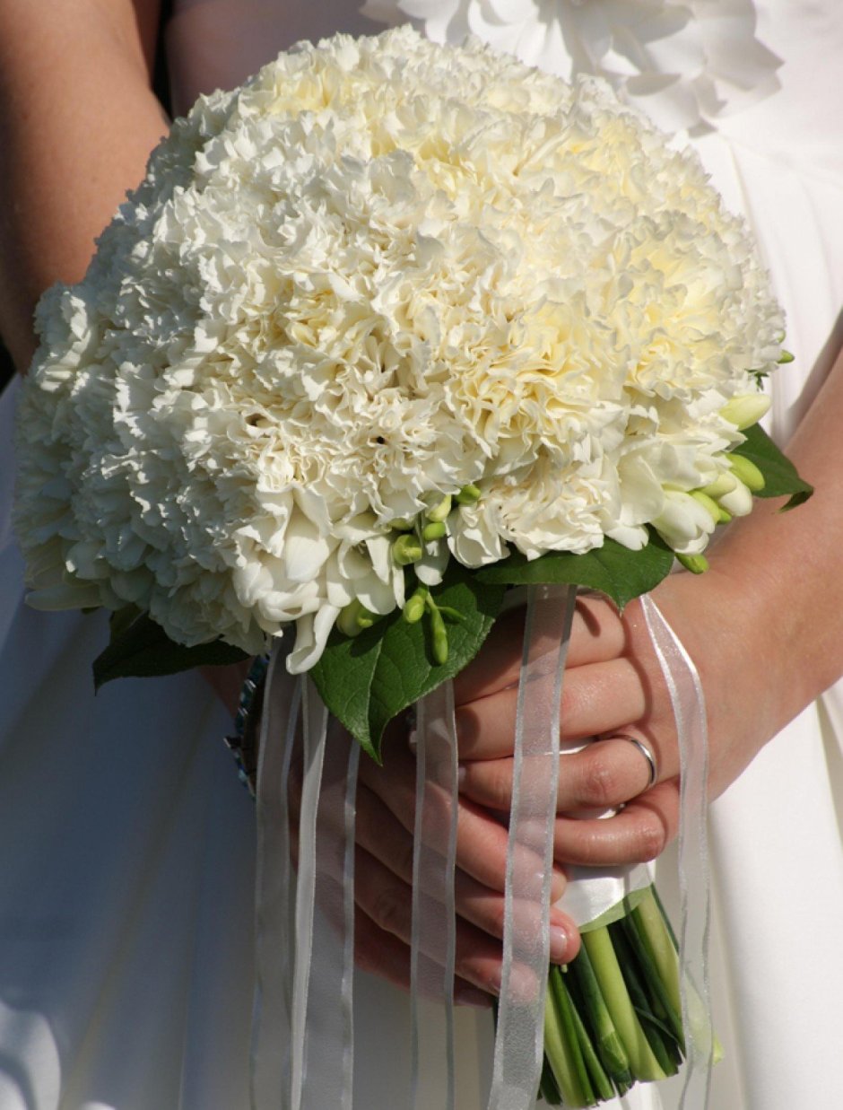 Букет невесты из белых гвоздик