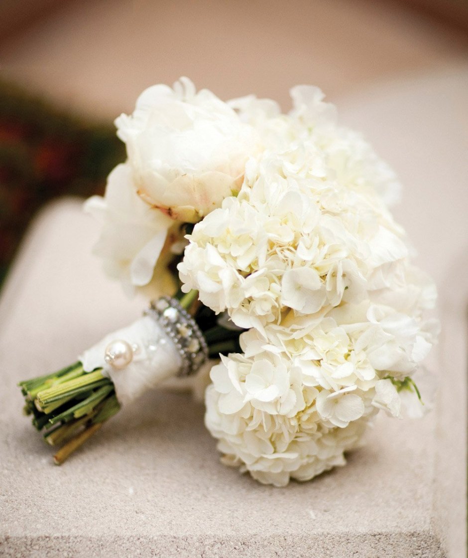 Белые розы с эвкалиптом свадебный букет