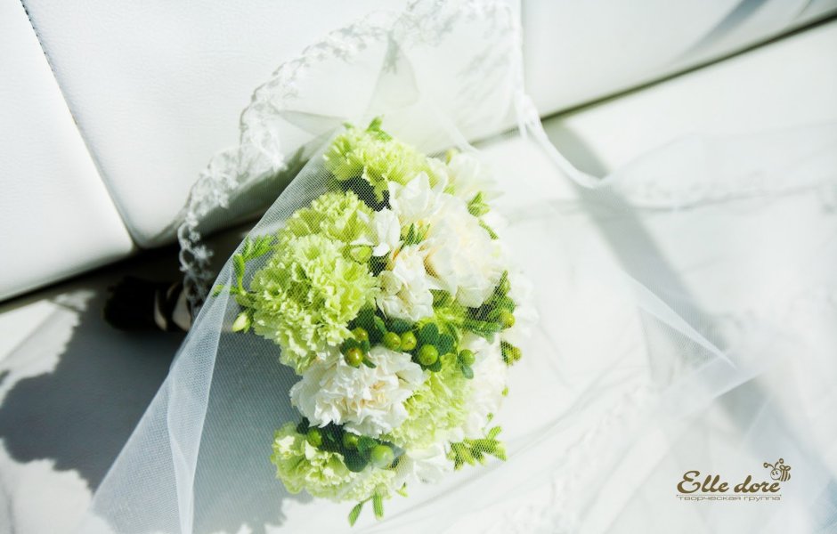 Свадебный букет невесты из белых гвоздик