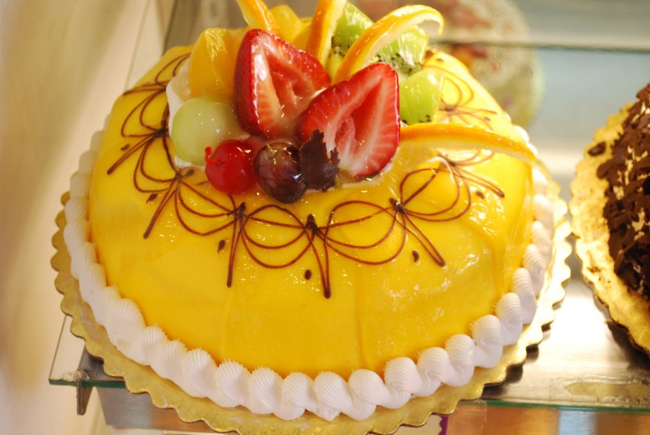 Украшение тортов и пирожных фруктами