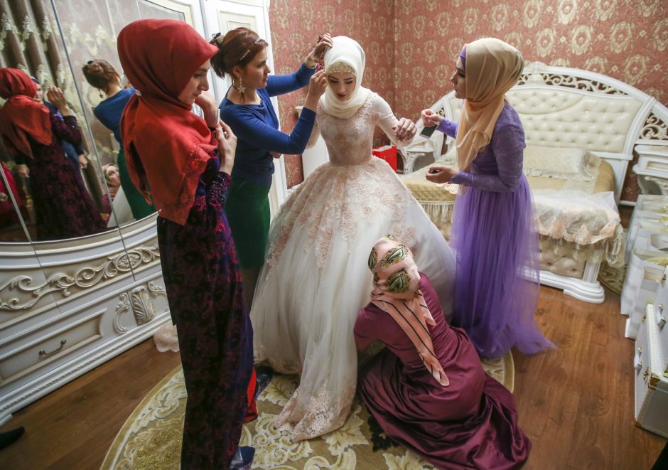 Чеченские девушки в свадебном платье