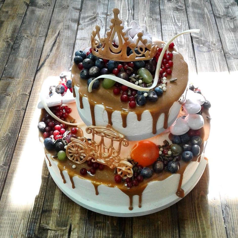 Торт с короной и ягодами