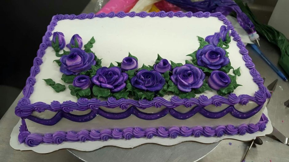 Прямоугольный торт с живыми цветами