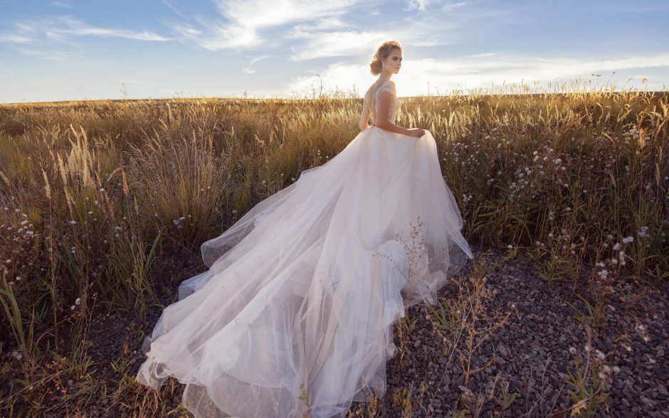 Свадебное платье с букетом