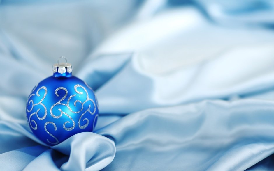 Новогодняя елка с синими шарами на снегу