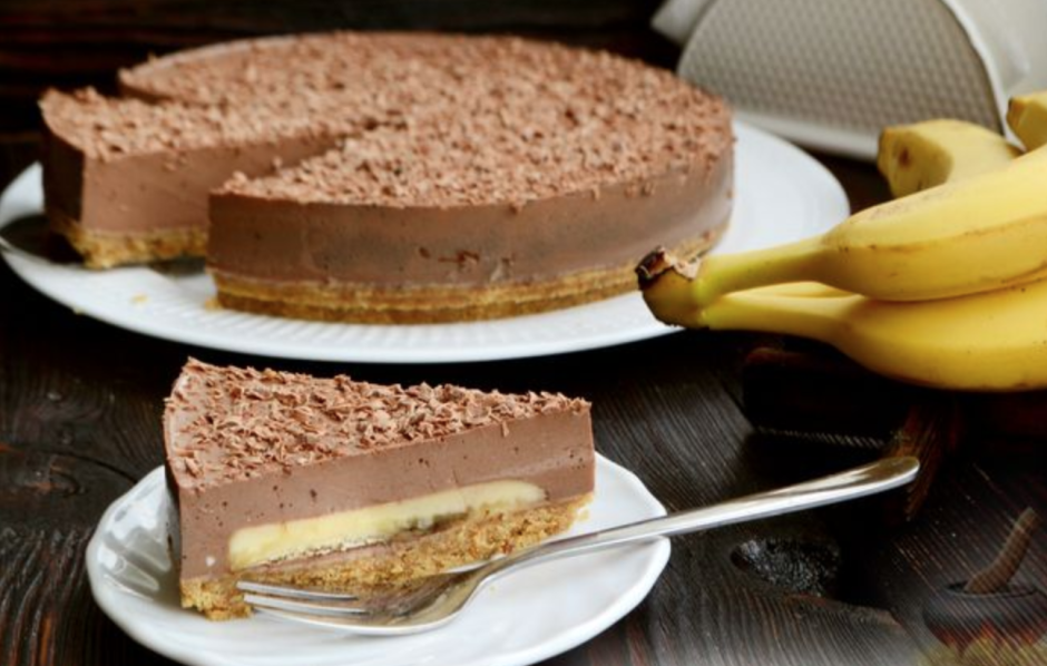 Шоколадный торт с бананом и карамелью