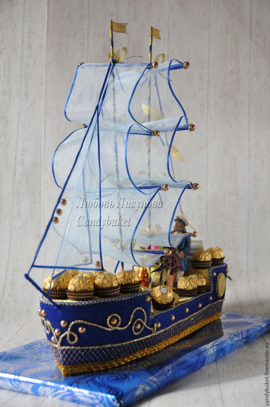 Корабль с коньяком и конфетами