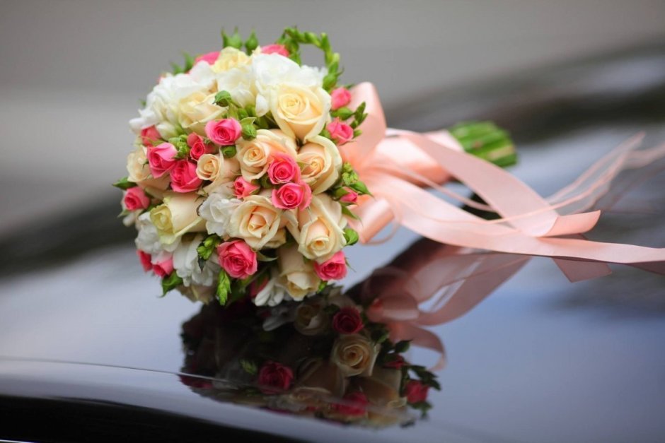 Свадебный букет из маленьких роз