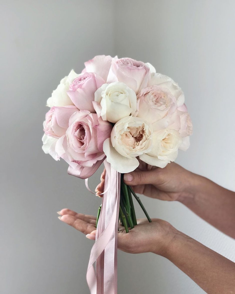 Букет невесты пионовидные розы белые