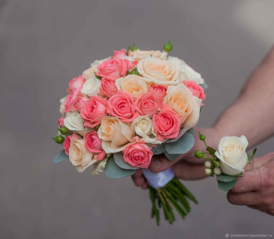 Нежный букет невесты из кустовых роз