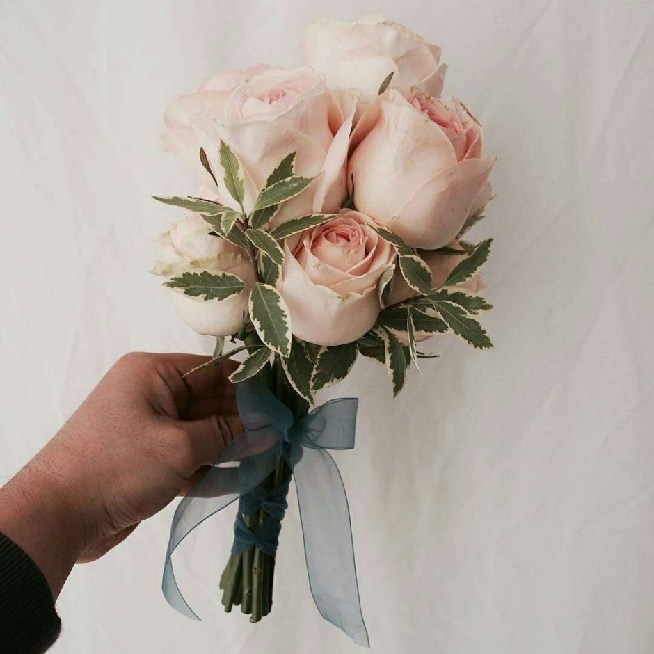 Свадебный букет из кустовых роз маленький и гипсофилы
