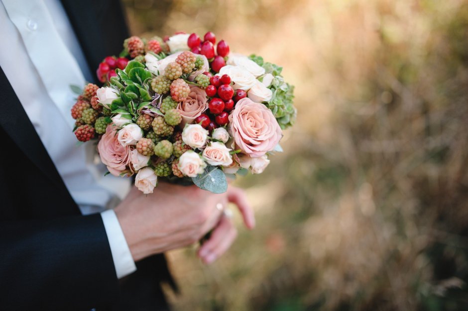 Букет невесты розы и эустома