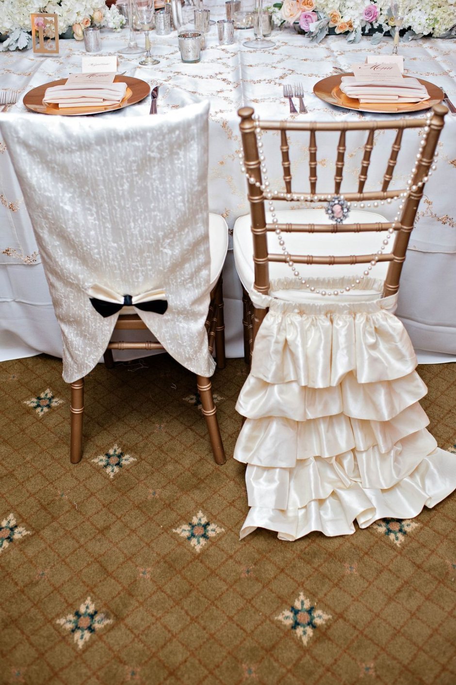Украшение свадебных стульев