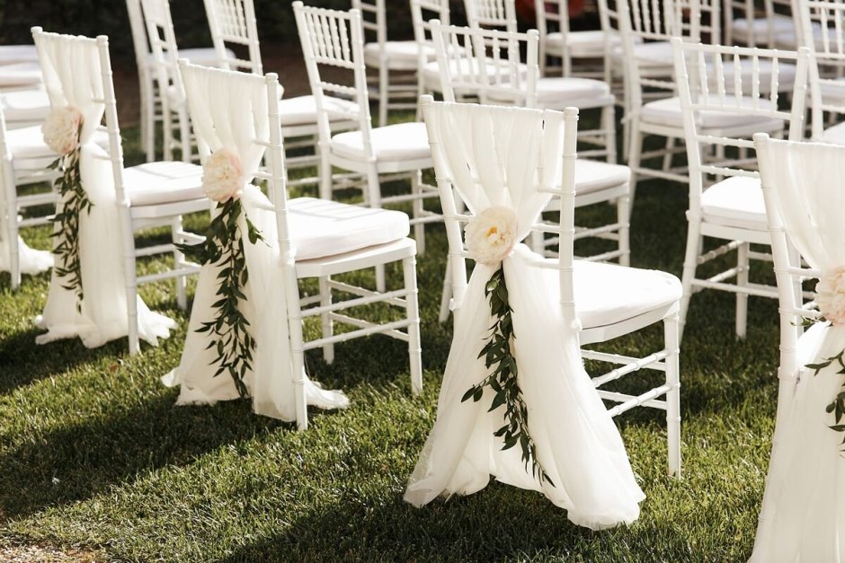Украшение свадебных стульев