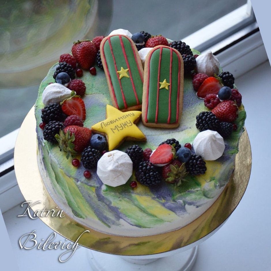Торт с погонами и ягодами