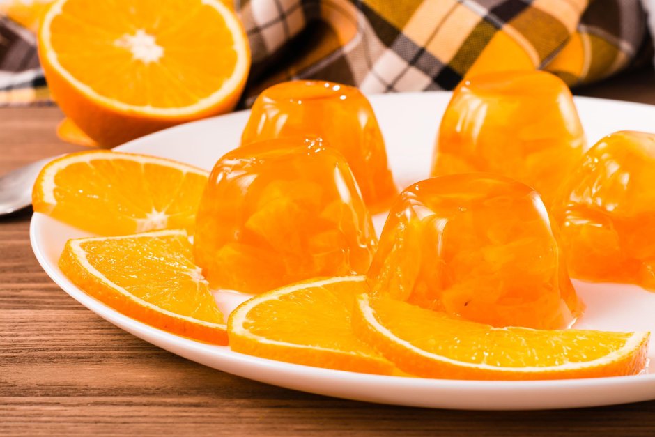 Разноцветное желе в апельсинах.