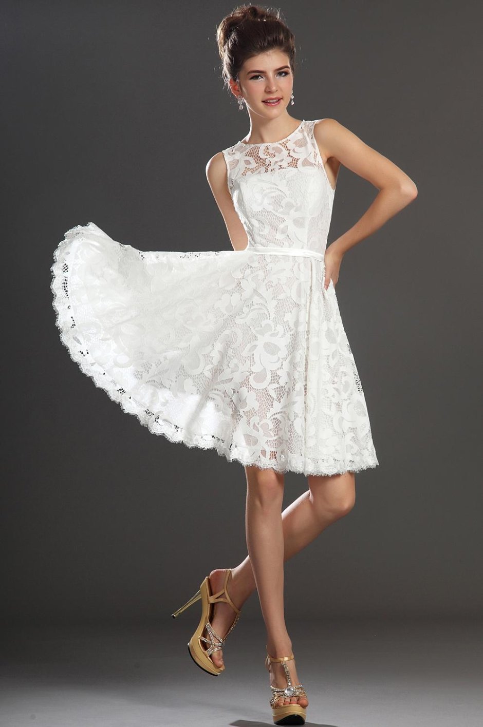 Короткое свадебное платье с рукавами из кружева