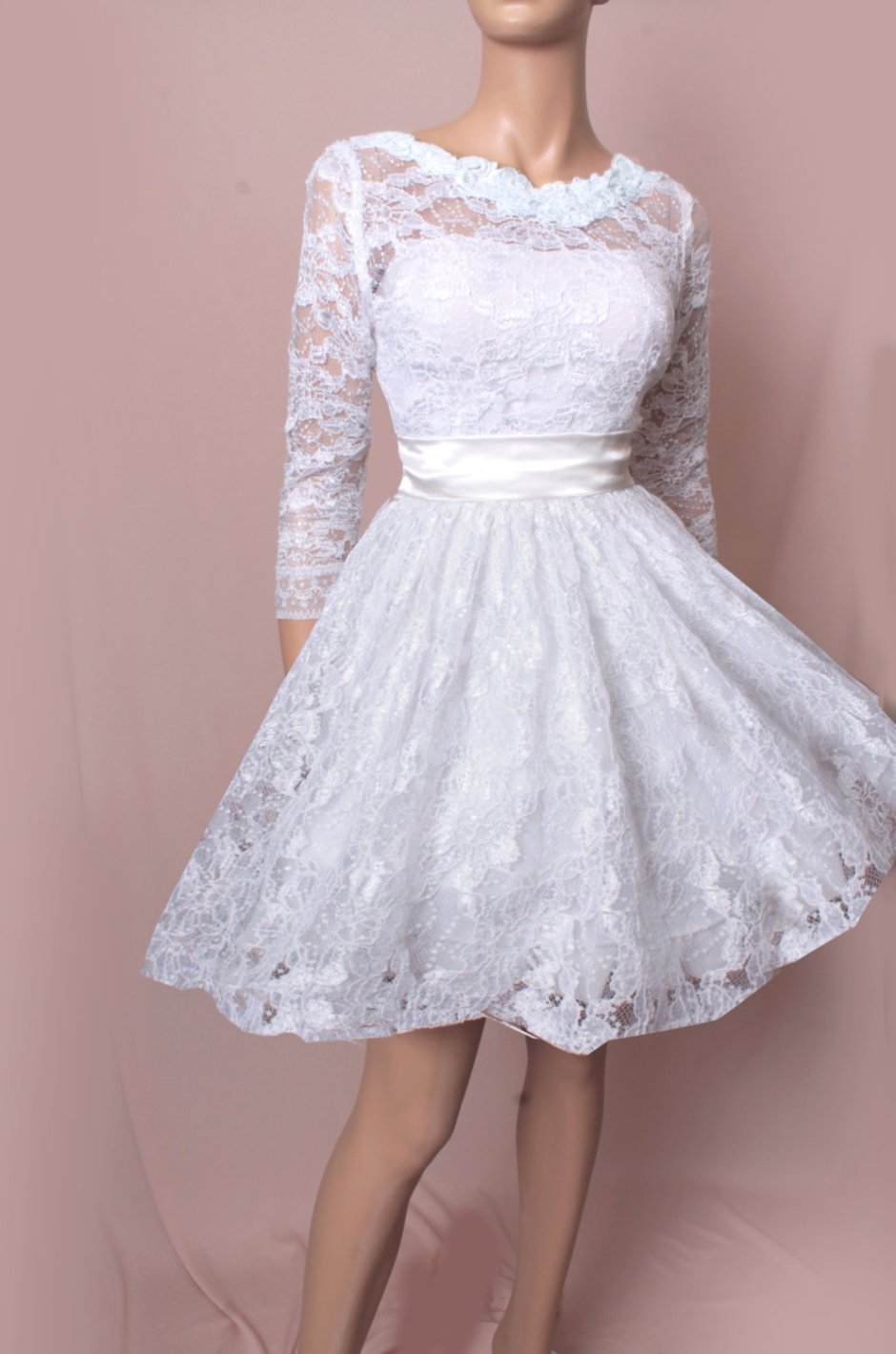 Белое кружевное вязаное платье