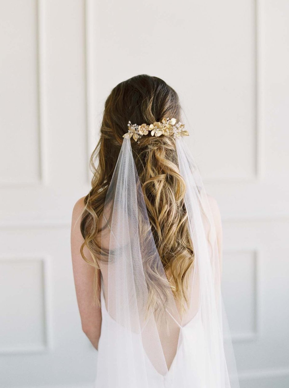 Свадебная прическа распущенные волосы с фатой