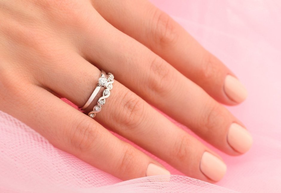 Обручальное и помолвочное кольцо вместе