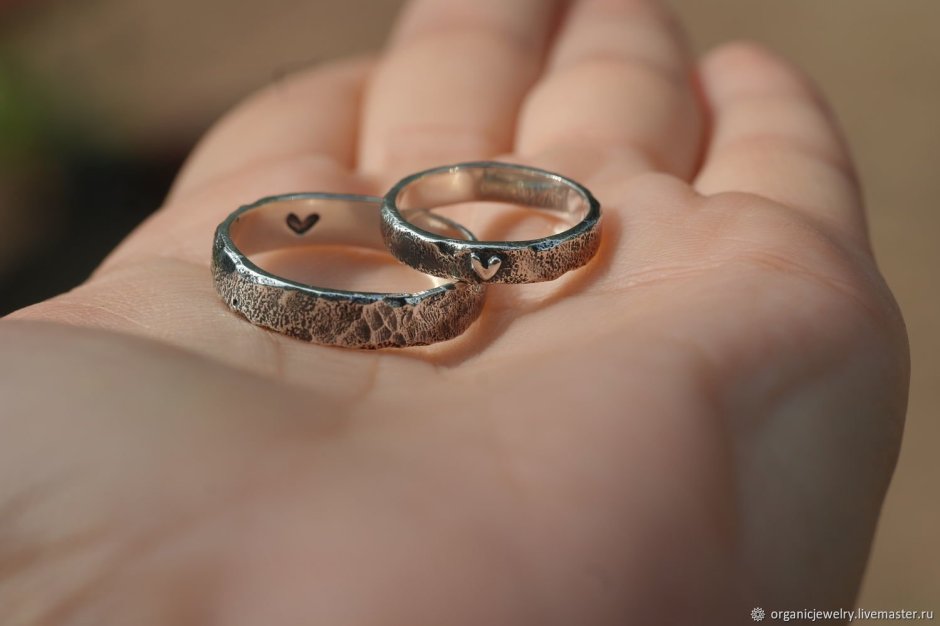 Необычные обручальные кольца на руках