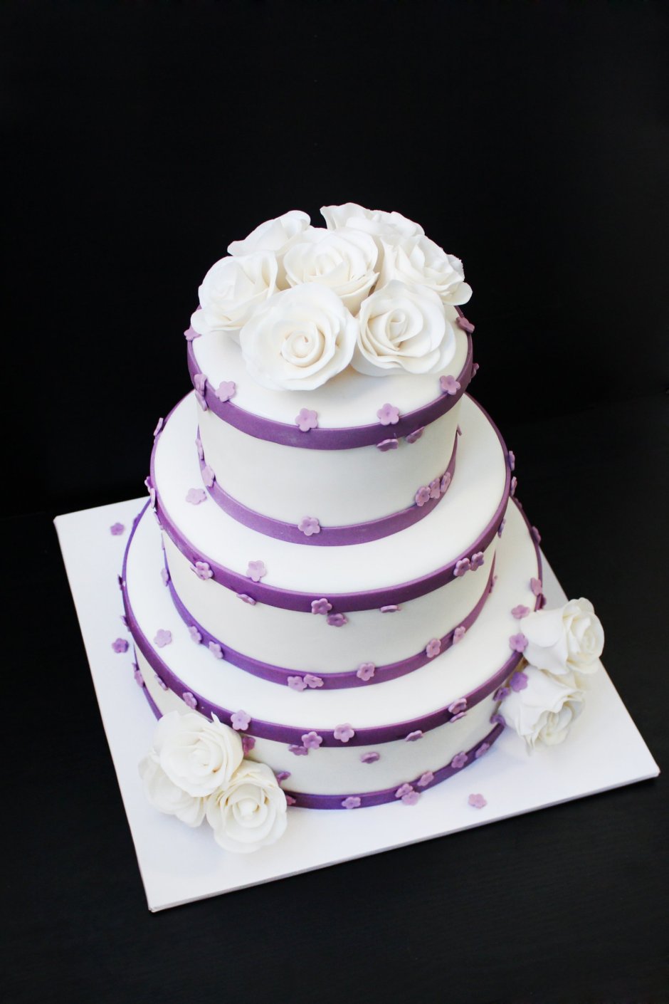 Свадебный торт сиреневый с белым