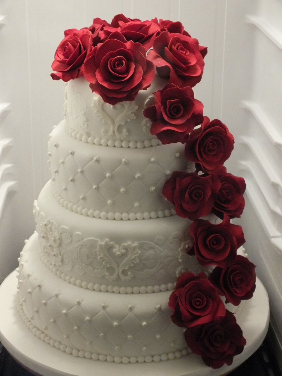Свадебный торт с красными розами