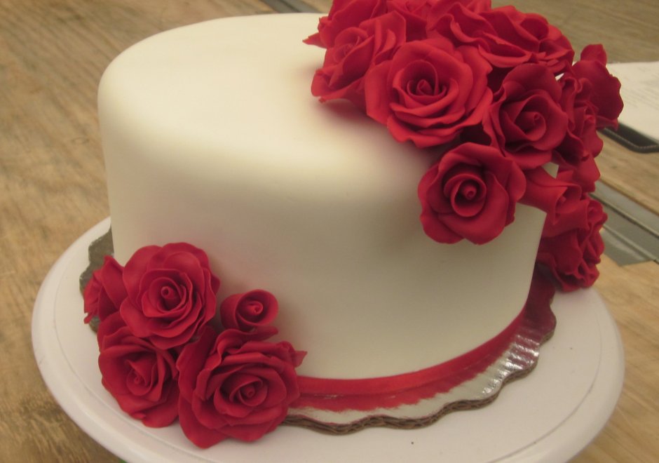 Торт с мастичными розами