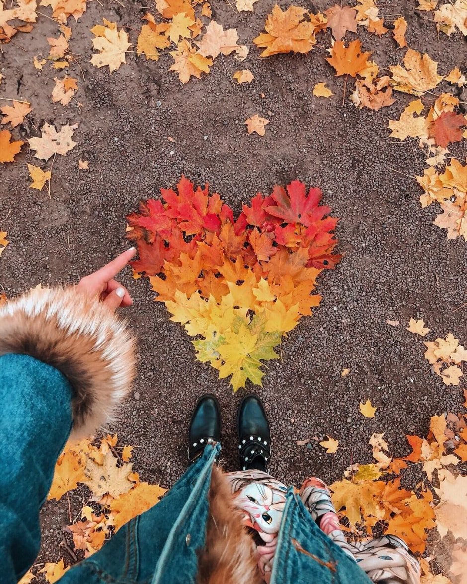 Зонтик украшенный осенними листьями