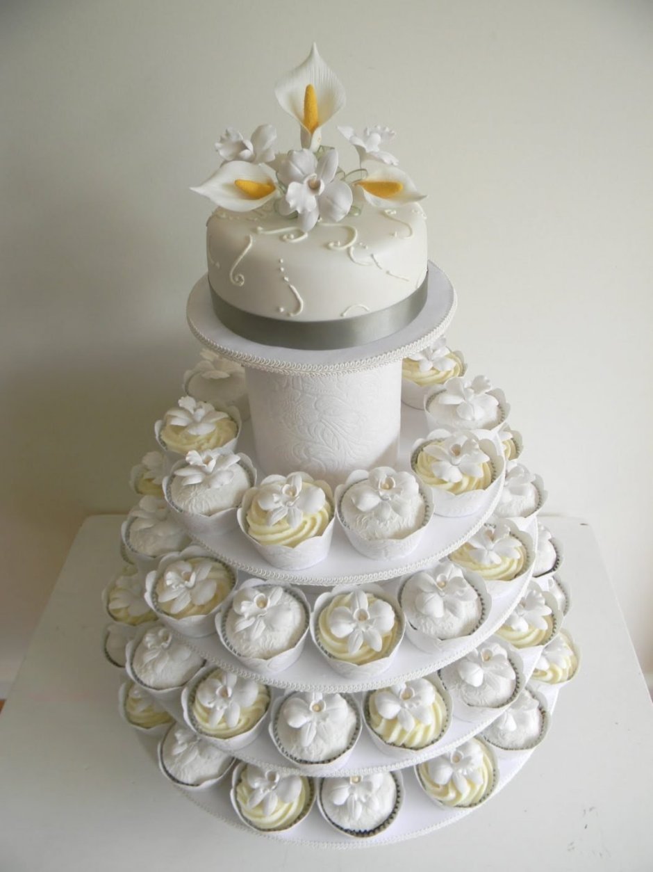 Торт белый с капкейками свадебный
