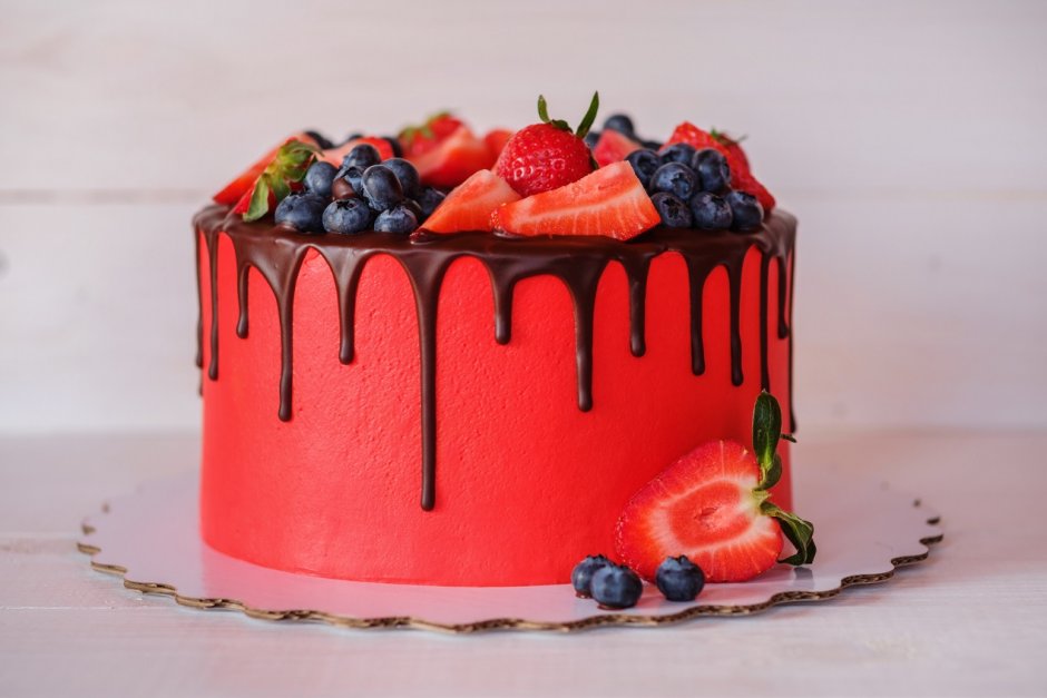 Красный торт с шоколадными подтеками