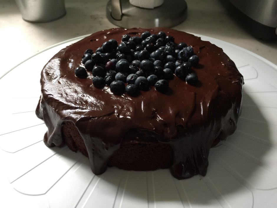Украшение шоколадного торта черникой