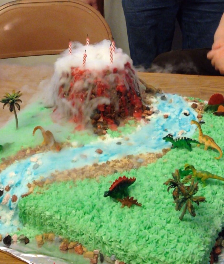 Торт на день рождения с динозаврами и вулканом
