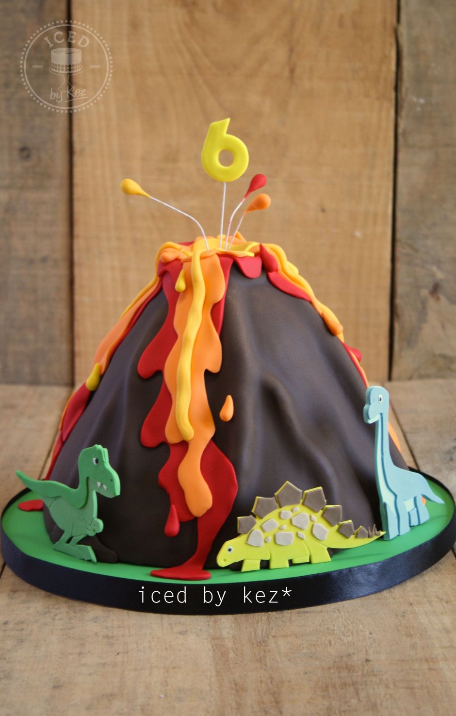 Торт в виде вулкана