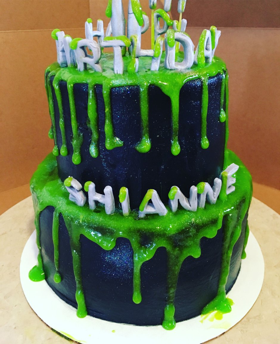 Черный торт с зелеными подтеками